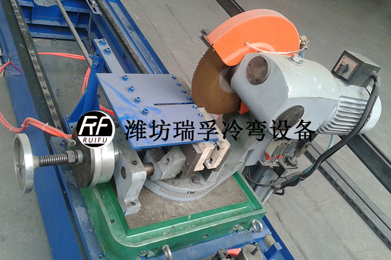 無(wú)毛刺跟蹤鋸切.jpg