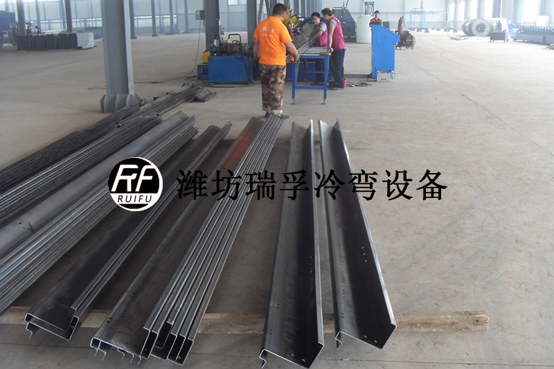立體車庫邊梁數(shù)控沖設備