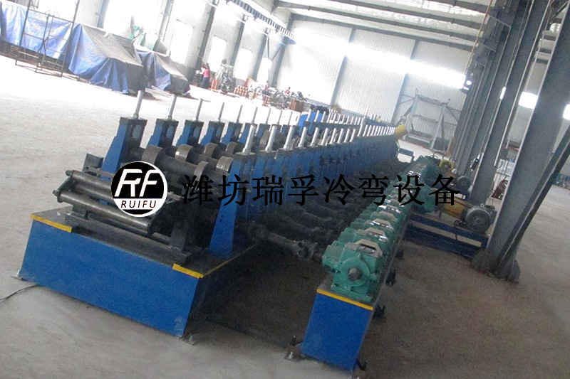 立體車庫邊梁數(shù)控沖設備