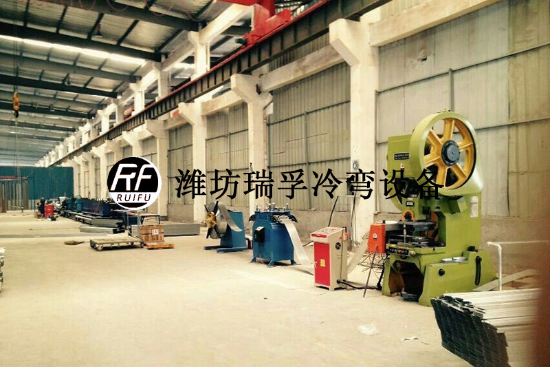 橋架連接片設(shè)備—開卷校平獨立式.jpg