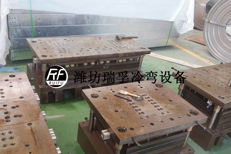 6 托盤式橋架設(shè)備—組合沖模.jpg