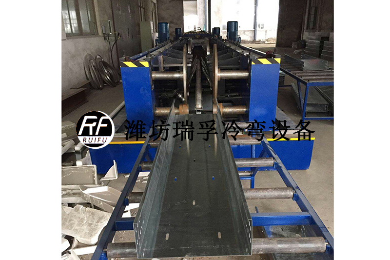 9電纜橋架設(shè)備—翻邊加強型.jpg