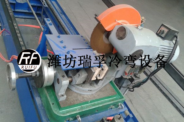 無毛刺跟蹤鋸切