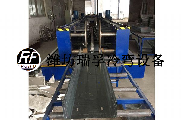 托盤式橋架設(shè)備—散熱孔