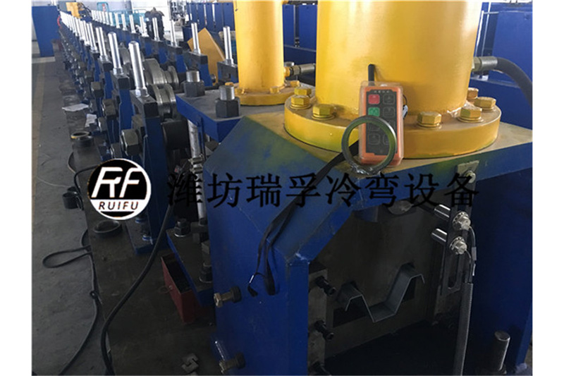 鋼板倉(cāng)立柱成型設(shè)備.jpg
